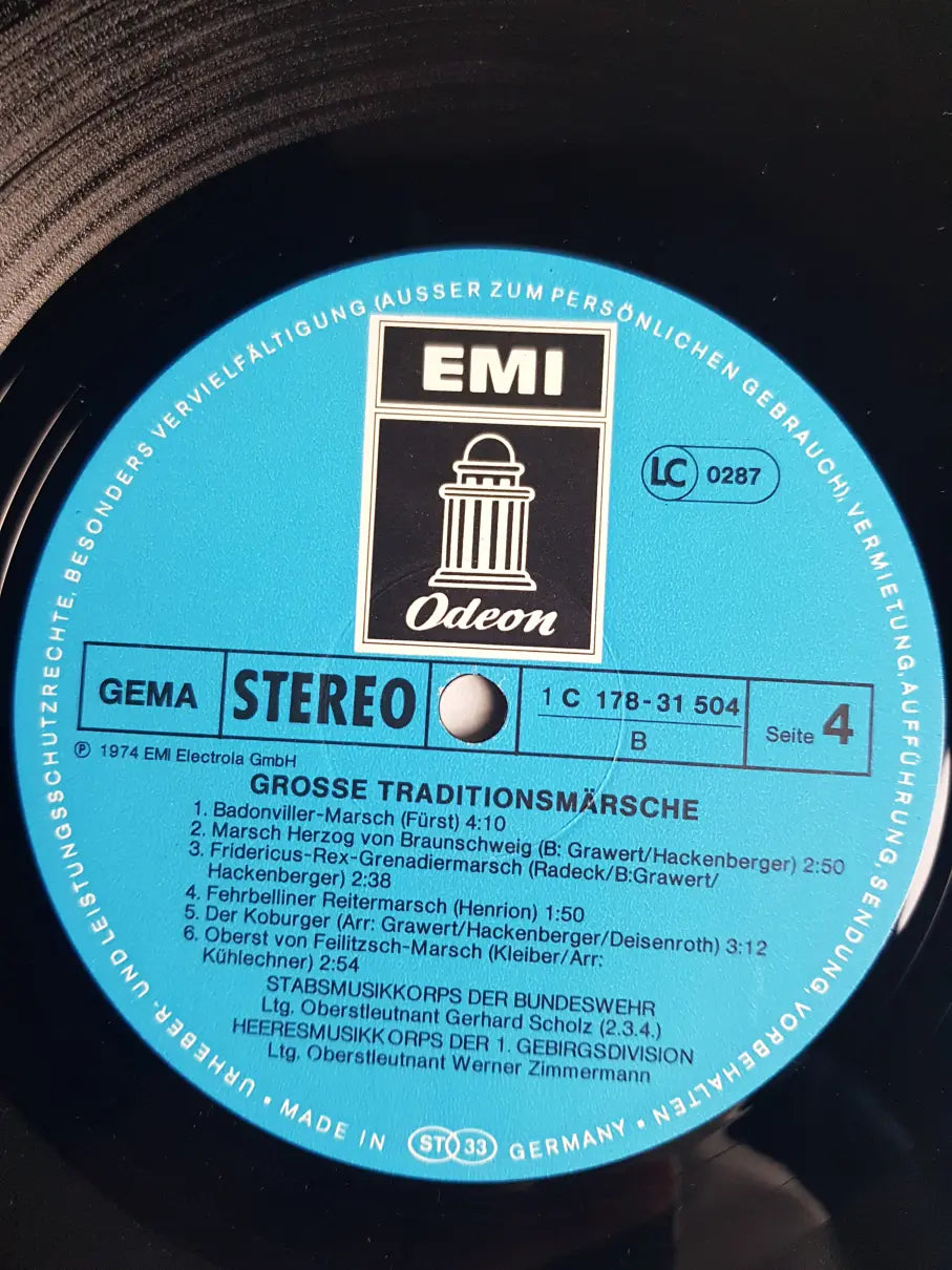 Stabsmusikkorps Der Bundeswehr , Leitung: Oberstleutnant Gerhard Scholz, Heeresmusikkorps Der 1. Gebirgsdivision , Leitung: Oberstleutnant Werner Zimmermann – Große Traditionsmärsche