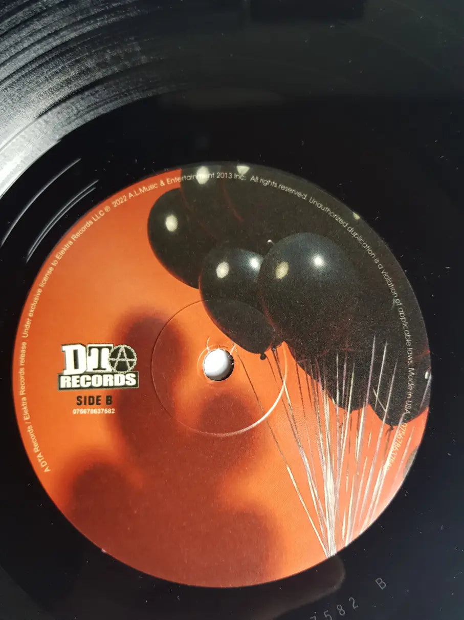 Avril Lavigne – Love Sux