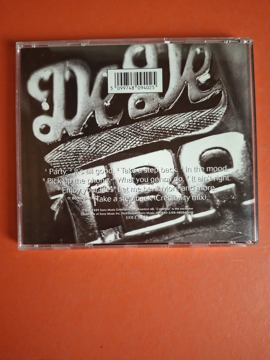 De De – TBA (Totally Bombastic Anecdotes)