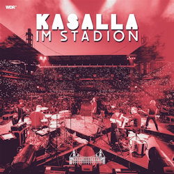 Das Bild zeigt das Albumcover von Kasalla - Kasalla im Stadion