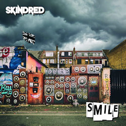 Das Bild zeigt das Albumcover von Skindred - Smile