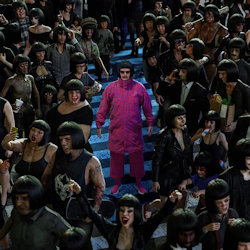 Das Bild zeigt das Albumcover von Oliver Tree - Alone In A Crowd