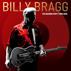 Das Bild zeigt das Albumcover von Billy Bragg - The Roaring Forty (1983-2023)