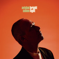 Das Bild zeigt das Albumcover von Avishai Cohen - Brightlight